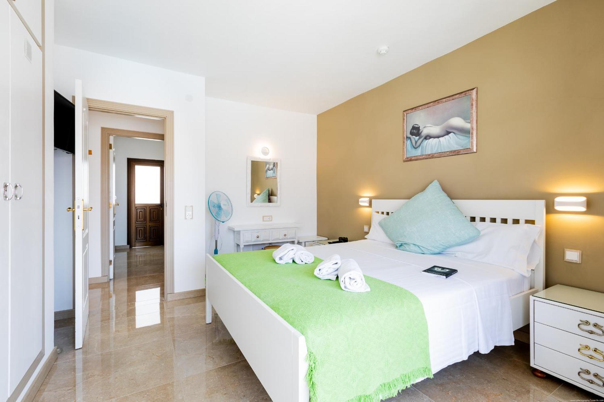 Floritas 23 Terrace And Swimming Pool * Playa de las Americas (Tenerife)